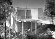 , 'Basser House' entry from Cowdroy Avenue, Cammeray. Photograph by Max Dupain, 1959. Courtesy Max Dupain and Associates and Seidler family. Copyright Penelope Seidler